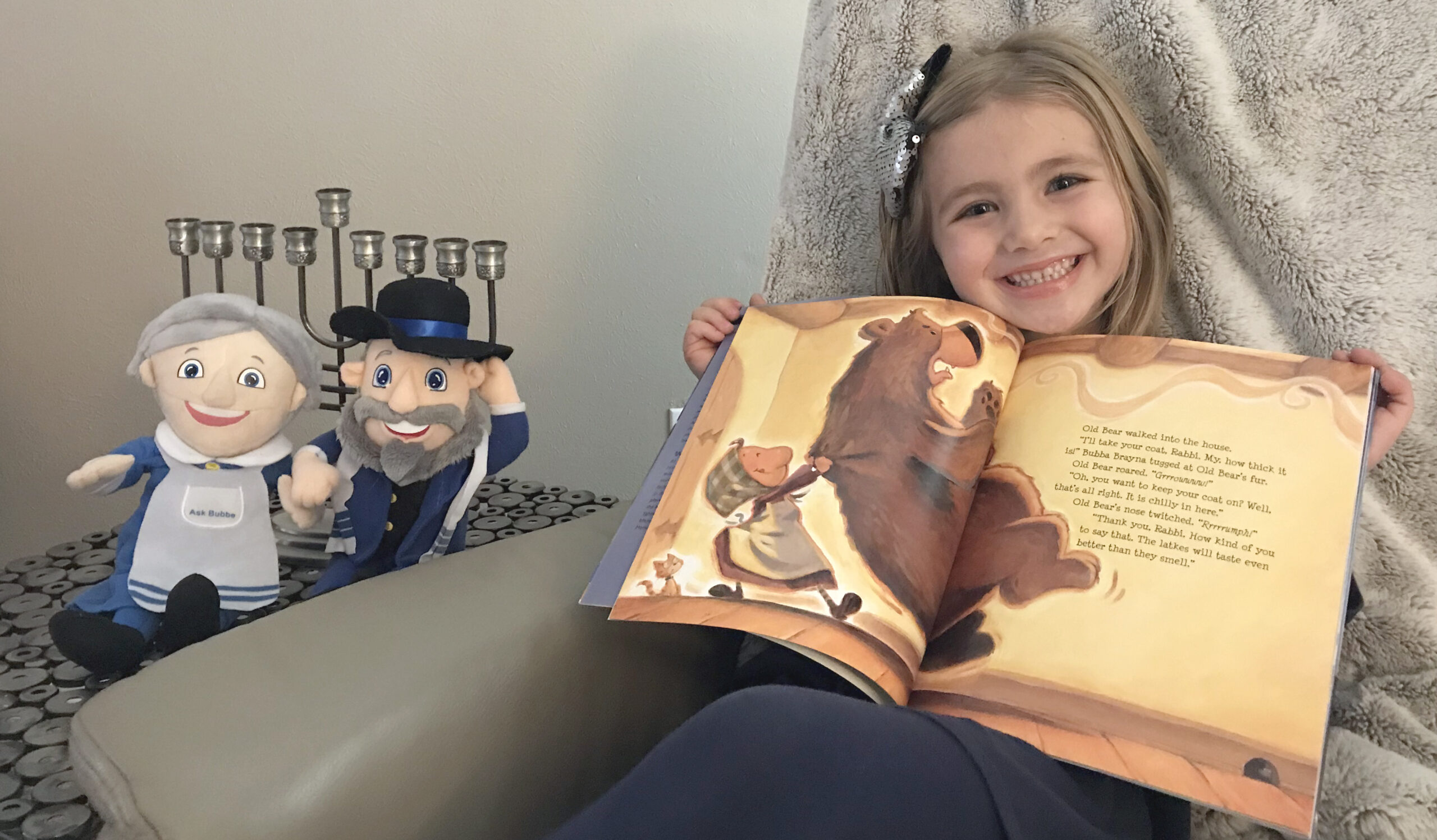 MILA BOOKSIT: Hanukkah Bear 3 HANUKKAH BEAR INSIDE BOOK3 E scaled