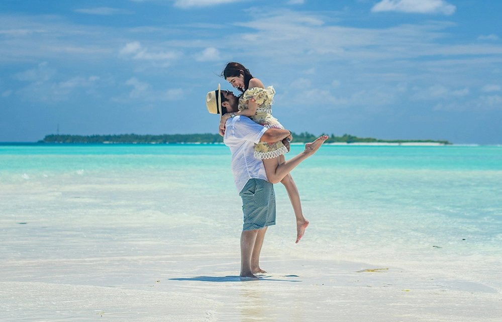 5 Thoughtful Wedding Gift Ideas That Go Beyond the Usual 4 Happy couple celebrating honeymoon moment from wedding group gift fund