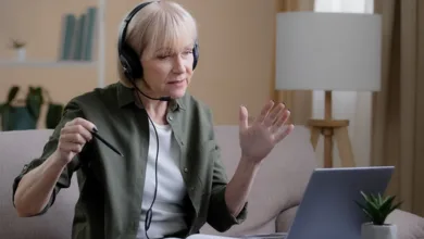 Tips for Being a Good Mentor 2 A woman mentoring someone online