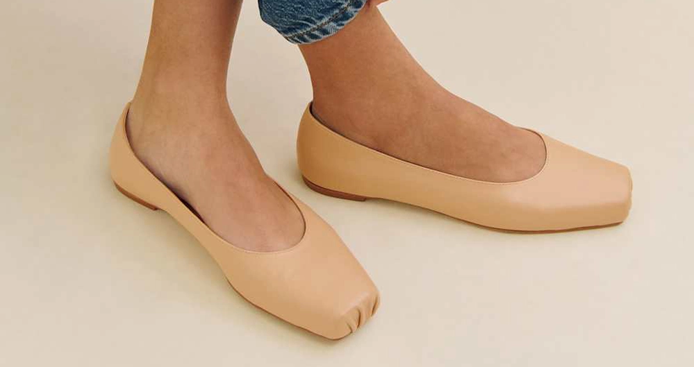 Structured neutral ballet flats styled with slim ankle jeans